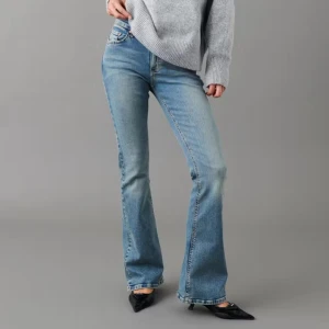 Blå bootcut jeans - Snygga blå bootcut jeans, helt slutsålda på ginas hemsida, jätte bra skick, original pris 500kr