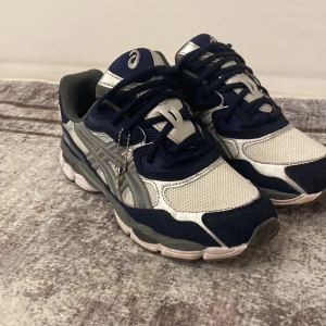 Asics gel nyc mörk blå och vit  - Skön varje dags sko 