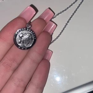 Silverfärgat mockberg halsband med medaljong - Snyggt silverfärgat mockberg halsband med en rund medaljong som har ett detaljerat motiv. Kedjan är tunn och elegant, vilket gör det perfekt för att bära varje dag eller vid speciella tillfällen. ❤️den är i bra skick 