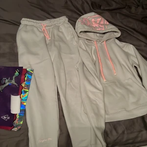 Syna world dress - Säljer en grå syna world dress vet tyvär inte om den e äkta tror dock inte de. helt okej skick säljs därför billigt påse följer med