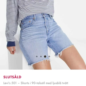 Levi's 501 shorts i ljusblå tvätt - Snygga Levi's 501 shorts i en klassisk 90-talsstil med ljusblå tvätt. Dessa högmidjade jeansshorts har en avslappnad passform och fransiga kanter för en cool look. Perfekta för en avslappnad stil. Storleken är w28 och de är i väldigt fint skick inte alls använt många gånger 