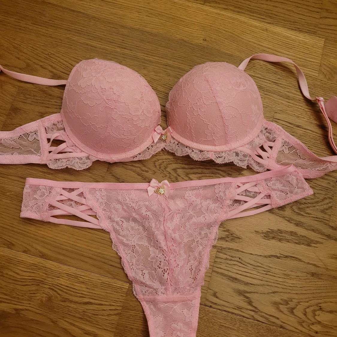 Rosa spetsunderkläder