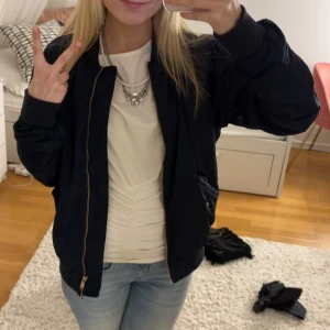 Blå bomberjacka från HM💖 - Den är i storlek 36=S och den är i jättebra skick🩷när jag fick den så var den med lapparna på så har jag bara använt den tre gånger💖inga defekter/hål