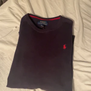 Mörkblå tröja från Polo Ralph Lauren - Säljer en mörkblå Polo ralph lauren sweatshirt, storlek-170, men krymt lite i tvätten så liten i storlek. Nypris=900