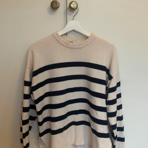 Randig tröja från Zara - snygg randig tröja från Zara i cremevit och mörkblå. 