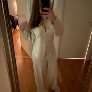 Byxor - Ett par eleganta byxor för en stilren look! Lika linnebyxor men annat material.