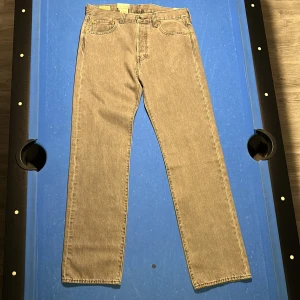 Levi's 501 Original Jeans - Klassiska Levi's 501 jeans i grå. Dem är helt nya och aldrig använda. Skick 10/10