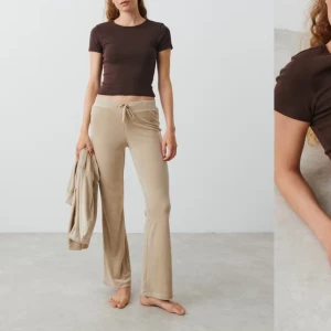 Beige mjukisbyxor med snörning - Snygga beige mjukisbyxor med snörning i midjan. Byxorna är perfekta för en avslappnad stil. De är tillverkade i ett mjukt material som ger en bekväm känsla hela dagen.