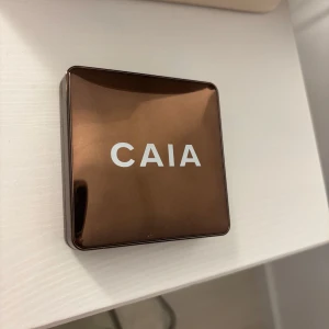 Caia Bronzer  - Snygg bronzer från CAIA i en elegant brun förpackning i färgen gold coast. Perfekt för att ge ansiktet en solkysst look med en naturlig glöd. Kompakt design som är lätt att ta med i väskan. Använd några gånger. Säljer för färgen var helt fel för mig. 