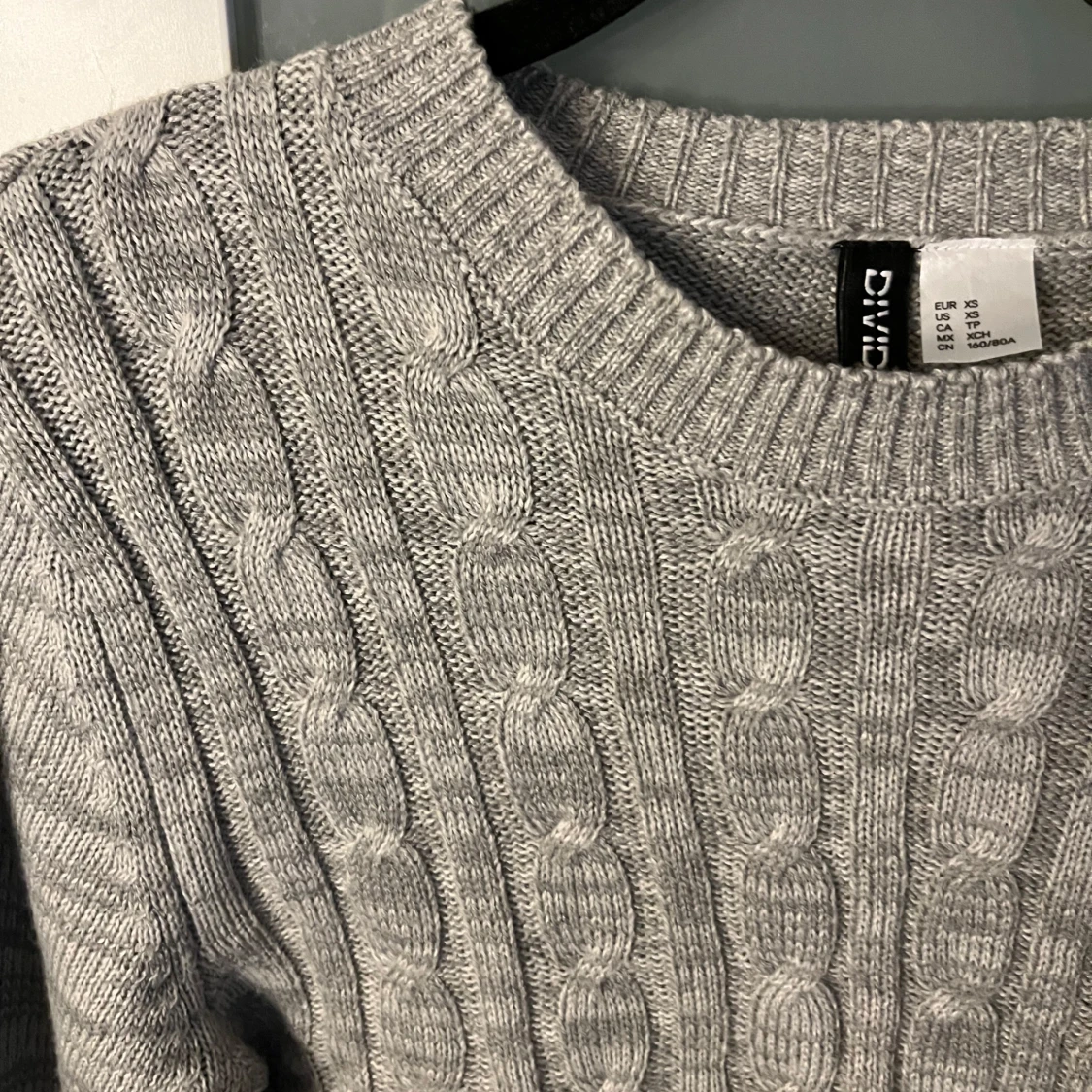 Grå stickad tröja  - 1
