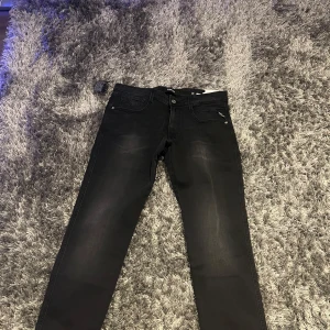 Replay jeans - Snygga svarta jeansbyxor med en klassisk design. De har en normal passform och är tillverkade i ett slitstarkt material. Perfekta för en stilren look. Storlek: 32:32. Jeansen är helt nya!