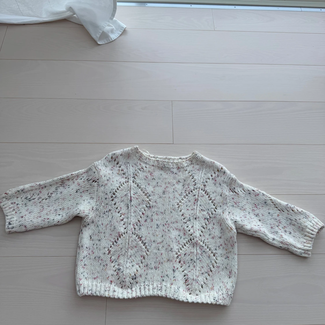 Vit stickad tröja med mönster