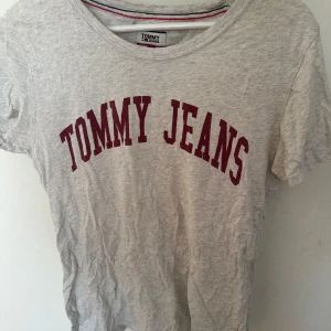 T-shirt M Tommy hilfiger - Använd men i fint skick. Lappen avklippt