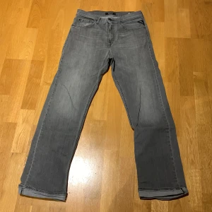 Replay jeans grå - Snygga grå jeansbyxor med klassisk femficksdesign och raka ben. Perfekta för en avslappnad stil. De har en diskret tvättad look och är tillverkade i ett bekvämt material. Från replay