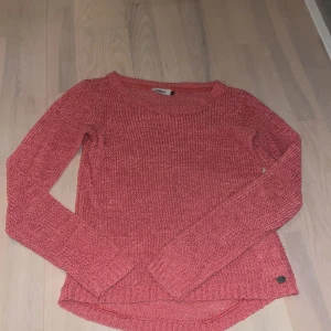 Rosa stickad tröja från ONLY - Säljer en söt rosa stickad tröja från ONLY. Den har en rund halsringning och långa ärmar. Passar perfekt till jeans eller kjol! 