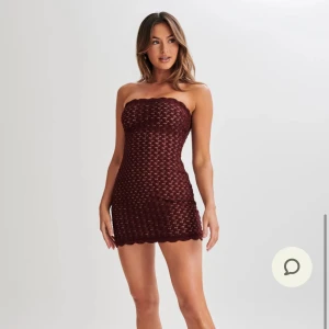 Plommonfärgad spetsklänning från meshki  - Snygg plommonfärgad spetsklänning från meshki i modellen Amadea.  Helt ny lapp kvar. Gick tyvärr ej att returnera. Kommer i originalpåse. Orginalpris 1023Sek mitt pris 500