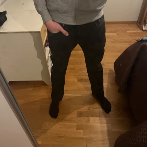 Svarta jeans från Levi's - Säljer ett par klassiska svarta Levi's jeans, modell 505. De har en straight passform och är tillverkade i slitstarkt denim. Perfekta för en stilren look.