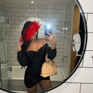 Svart klänning med långa ärmar - Hej älsklingar! Jag har officiellt pensionerat mig från min baddie-era och bytte stil, så nu säljer jag denna skönhet. Klänningen är i perfekt skick.❤️