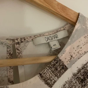 Dagmar blus  - Mönstrad blus från Dagmar. Bra skick. Strl 40