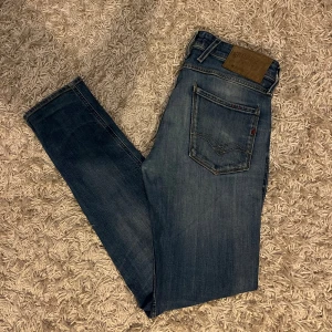 Replay anbass  - Replay anbass jeans med en klassisk femficksdesign. De har en slimmad passform. Storlek W30 L32, har en liten lagning i grenen som syns på bild men är övrigt i mycket bra skick. Perfekta för en avslappnad stil. Fraktas antigen samma dag som köp eller dagen därpå, pris kan diskuteras vid snabb och smidig affär🙌💯