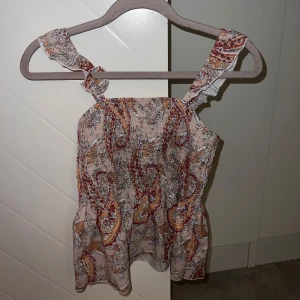 Mönstrad ärmlös topp - Säljer denna topp🫶🏼 använd fåtal gånger i somras.