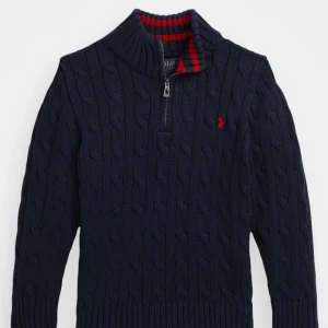 ralph lauren half zip - Snygg mörkblå stickad tröja från Polo Ralph Lauren med dragkedja och röd logga på bröstet. Helt oanvänd tyärr tagit bort prislappen av dålig vana så den sitter tyvärr inte kvar men aldrig använd bara testad. Fick i julklapp av farsan men tyckte inte den passade mig. Nypris ligger den runt 2500 så ändå ett bra pris för oanvänd tröja tycker jag. Hör av er vid minsta fundering💯
