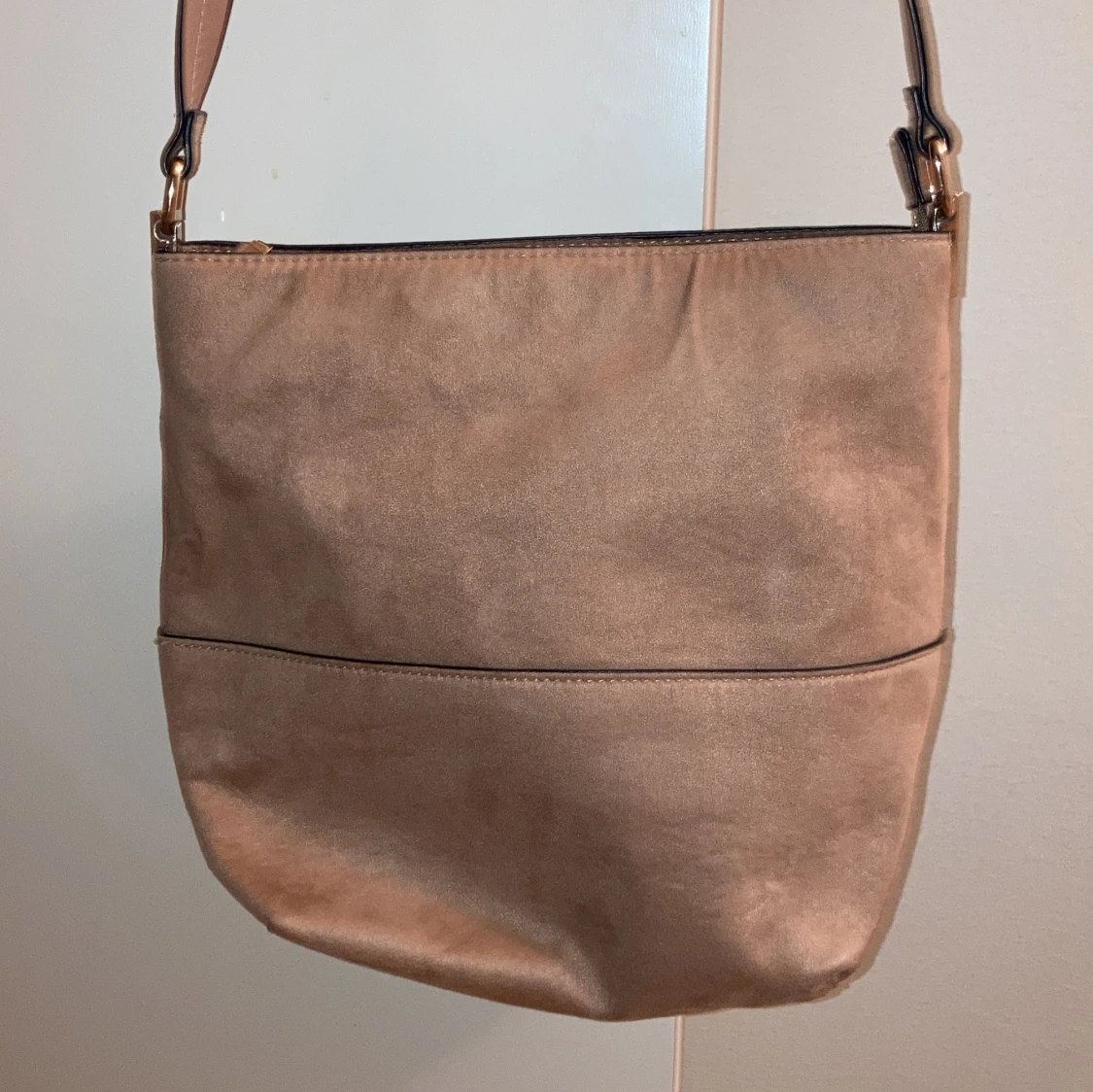 Beige axelväska med dragkedja - 1