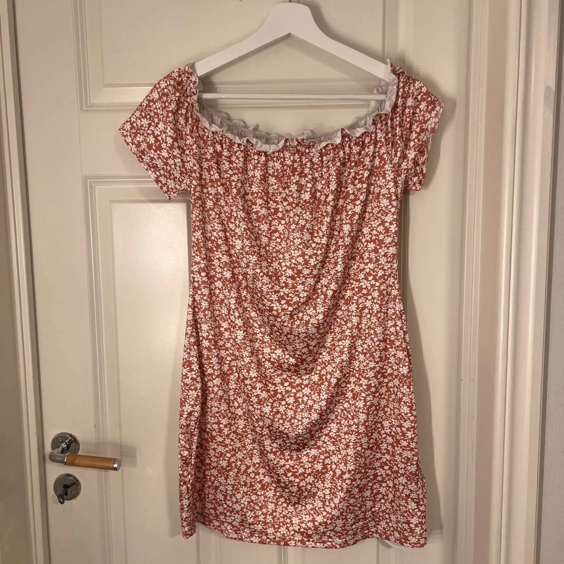 Röd blommig klänning