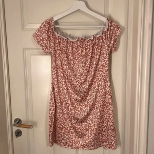 Röd blommig klänning - Fin klänning säljes, aldrig använd 🤩