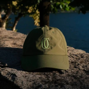 Olivgrön keps - Only classy - Snygg olivgrön keps med en broderad logga framtill, justerbar passform och helt oanvänd🤍Nypris 900kr