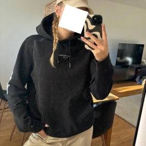 Hoodie - Hoodie från Tommy Hilfiger. Den är välanvänd och är sliten längst ner vid armarna (se bilder), därav det låga priset. Den är dock i övrigt fortfarande fin. 
