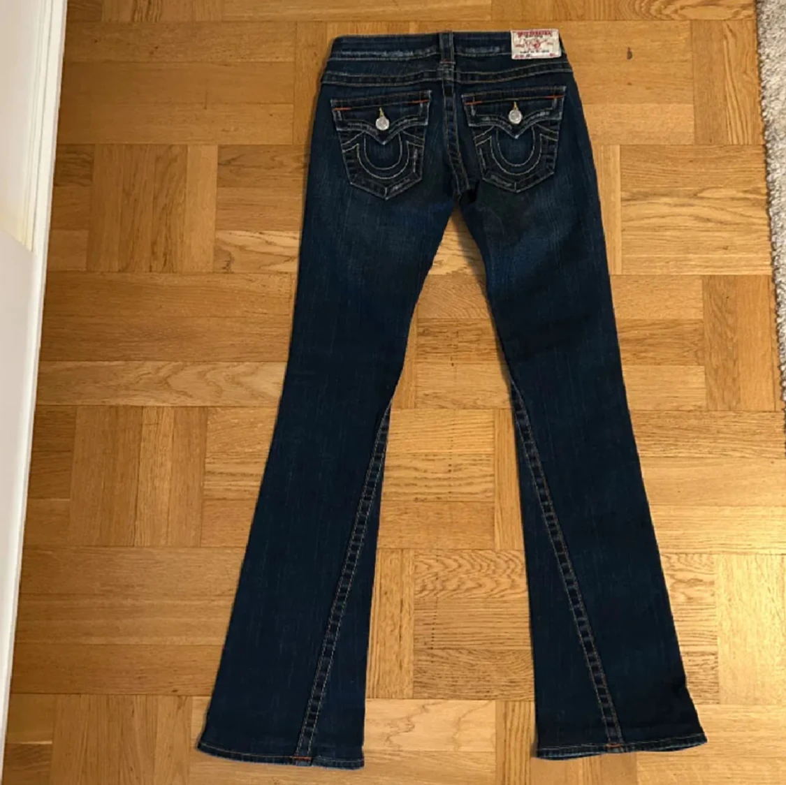 Mörkblå bootcut jeans från True Religion