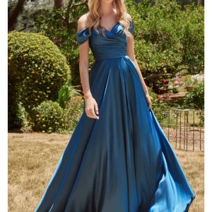 Navy axelbandslös långklänning - Elegant navy långklänning i satin med offshoulder-design. Klänningen har en vacker drapering och en smickrande passform som ger en lyxig känsla. Perfekt för speciella tillfällen. Priset kan diskuteras!