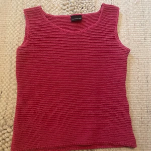 Rosa stickad linne från Lindex  - Säljer en snygg rosa stickad linne från Lindex. Linnet är ärmlös och har en enkel design som passar perfekt för varmare dagar. Stolek: S/M