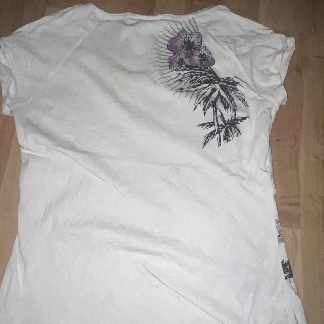 Vit t-shirt med blommigt tryck från Fresh Made - 1