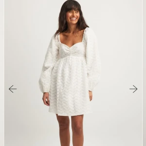 Student! Klänning från NA-KD! 36! Prislapp kvar!  - Äntligen finns den att köpa här!  Slutsåld på hemsidan!   Miniklänning med puffärm från NA-KD! Ny med prislappar   Yttertyg: 70% Polyester, 30% Bomull Foder: 98% Polyester, 2% Elastan   Den här miniklänningen har en hjärtformad ringning med rynkade detaljer på bröstet. Den har pösiga långa ärmar  #student #nakd #nakdfashion #dress #middag #white #vitklänning #zara#märkeskläder #prislappenkvar #prislapp #taggar#student#fest#partyoutfit#partydress#studentklänning lite bilder lånade från Na-kd hems