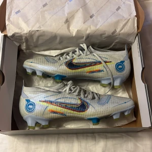 Nike fotbollsskor  - Säljer ett par Nike fotbollskor i grymt bra skick använda i ungefär en vecka. Vilket man ser på bilderna. Storlek 44,5, nypris ligger på runt 1800. Kan gå ned i pris vid snabb affär. Mvh 