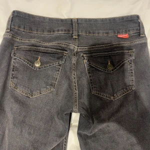 Grå/bruna jeans - Snygga grå/bruna lågmidjade bootcut jeans 