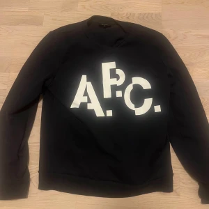 A.P.C. Tröja - Snygg marinblå tröja från A.P.C. Skicket är sjukt bra då jag knappt har använt tröjan. Nypris går för 2500kr. Tröjan kan även passa för de som har M. Pris ej hugget i sten🤩🙀