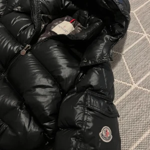 Monclear maya - Monclear maya storlek 2 använd 1 vinter och inga fel.   Kan byta mot Moose Nuckles Bunny annars pengar.