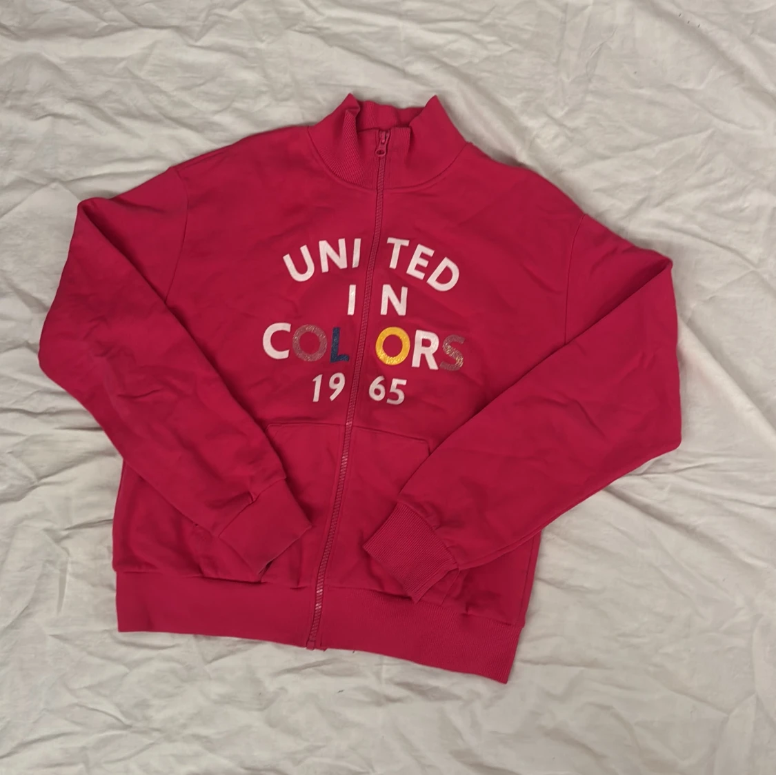 Röd hoodie med dragkedja från United Colors