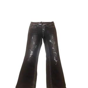 Bootcut jeans - As feta bootcut jeans (som Bladee har rört på) dom är i bra skick och har distressing och en snygg fade runt den. Mått kan fixas och fler bilder, priset går att diskuteras vid snabb affär så kom med offers kan också gå med på trade 