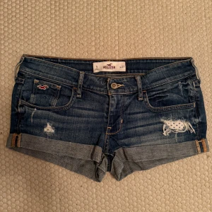 Lågmidjade jeansshorts från Hollister - Jättefina lågmidjade jeansshorts från hollister. Midjemått: 41 cm rakt över. Hör av er vid fler frågor💗
