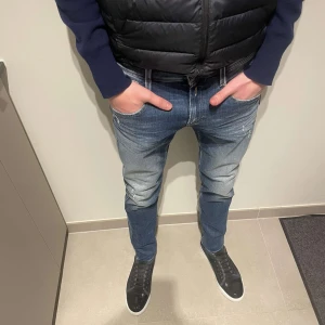 Blå jeans från Replay - Tjena säljer nu dessa sjukt eftertraktade replay jeans Skick 8/10 || färg blå || storlek 28/30|| medföljer: endast jeansen|| nypris 1899 || vårt pris 499|| Tveka inte på att höra av er vid frågor eller fler bilder!