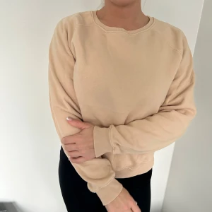 Beige sweatshirt - Säljer en snygg och bekväm beige sweatshirt med rund hals och långa ärmar🫶🏼