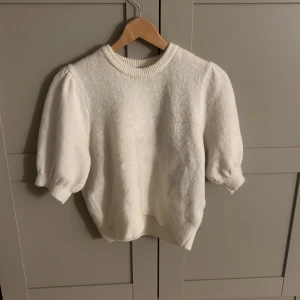 Knitted topp  - Mycket bra skick, använd ett fåtal gånger! Nypris 399kr är helt slutsåld.