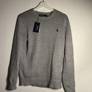 Polo Ralph Lauren - Säljer en snygg Polo Ralph Lauren sweatshirt som är i nyskick 10/10✅Nypris 2300 mitt pris 1399✅Köpt Hede Outlet i Kungsbacka✅Äktighetsbevis finns✅Priset kan diskuteras vid en snabb affär🤝🤩 
