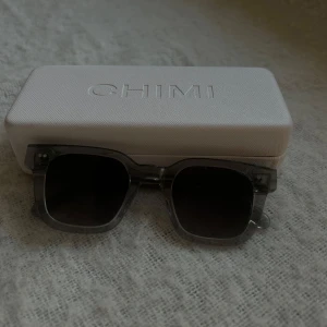 Grå Chimi Solglasögon - Gråa Solglasögon från Chimi. Perfekt nu när de börjar bli lite soligt ute! HMU om just du är sugen!🤑