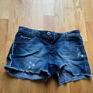 Blå shorts  - Välanvända men du superfina fortfarande och ser lite vintage ut! inga defekter vad jag kan se förutom som nämnt välanvända också därför det är så billigt pris! 
