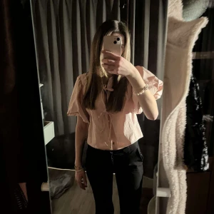 Rosa topp från Gina  - Super söt rosa topp från Gina med puff ärmar💗💗 helt ny o bara använd fåtal gånger så finns inga defekter! Pris går att diskutera💗